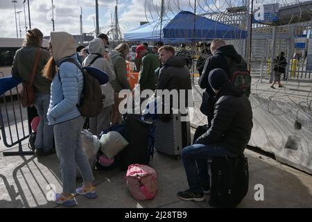 Imperial Beach, Kalifornien, USA. 29. März 2022. Mehr als 3.000 ukrainische Flüchtlinge sind in den letzten fünf Tagen auf Flügen von CancÃºn nach Tijuana angekommen, um Asyl in die Vereinigten Staaten zu beantragen. Seit die Biden-Regierung letzte Woche bekannt gab, dass die USA aufgrund des anhaltenden Konflikts zwischen Russland und der Ukraine 100.000 von ihnen durch den Temporary Protected Status (TPS) übernehmen würden. (Bild: © Carlos A. Moreno/ZUMA Press Wire) Stockfoto