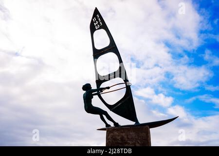 Gran Canaria, spanien - 12. Januar 2022: Skulptur einer Surferin in der Nähe eines kanarischen Strandes. Stockfoto