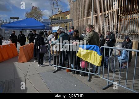 Imperial Beach, Kalifornien, USA. 29. März 2022. Mehr als 3.000 ukrainische Flüchtlinge sind in den letzten fünf Tagen auf Flügen von CancÃºn nach Tijuana angekommen, um Asyl in die Vereinigten Staaten zu beantragen. Seit die Biden-Regierung letzte Woche bekannt gab, dass die USA aufgrund des anhaltenden Konflikts zwischen Russland und der Ukraine 100.000 von ihnen durch den Temporary Protected Status (TPS) übernehmen würden. (Bild: © Carlos A. Moreno/ZUMA Press Wire) Stockfoto