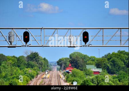 LAFOX, Illinois, USA. Rote Signale über einem Abschnitt von Union Pacific Tracks schützen Strecken, die sich bis zum Horizont und schließlich Chicago erstrecken. Stockfoto