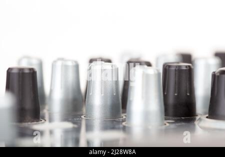 Einfache mehrere Audio-Mixer-Knöpfe Objekt Seitenansicht, Hintergrund, Kopierraum, Musik, Tonaufnahme Ausrüstung Produkte Konzept, niemand. Audio Stockfoto