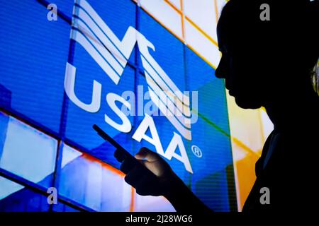 Brasilien. 30. März 2022. In dieser Fotobilder hält die Silhouette einer Frau ein Smartphone mit dem Logo der United Services Automobile Association (USAA) im Hintergrund. (Foto von Rafael Henrique/SOPA Images/Sipa USA) Quelle: SIPA USA/Alamy Live News Stockfoto