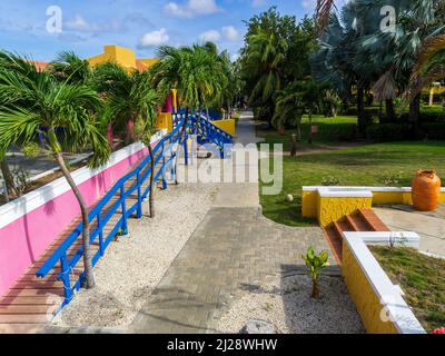 KRALENDIJK BONAIRE - 7. OKTOBER 2013: Gehweg und Grundstück des Divi Flamingo Resorts Stockfoto