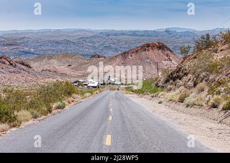 Nelson, Nevada, USA - 21. Mai 2011: Caltex-Tankstelle und angrenzende Geschäfte am Fuße der Route 165 in einer weiten, trockenen Wüstenumgebung mit Hügeln bis hin zu Stockfoto