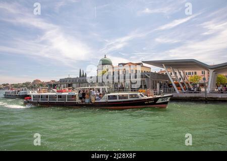 Venedig, Italien - 5. Juli 2021: Die Fähre auf dem Weg nach Venedig mit Blick auf den Markusplatz. 2021: Die Fähranlegestelle an der Fähranlegestelle Lido mit Tour Stockfoto