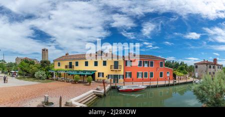 Torcello, Italien - 5. Juli 2021: Zentraler Dorfplatz auf der kleinen Insel Torcello in der Lagune von Venedig, Italien. Stockfoto