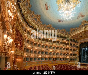 Venedig, Italien 7. Juli 2021: Interieur des La Fenice Theaters. Das Teatro La Fenice, „The Phoenix“, ist ein Opernhaus, eines der berühmtesten und renommiertesten opernhäuser von lan Stockfoto