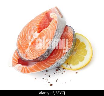 Frische, rohe Lachssteaks isoliert auf weißem Hintergrund, Draufsicht Stockfoto