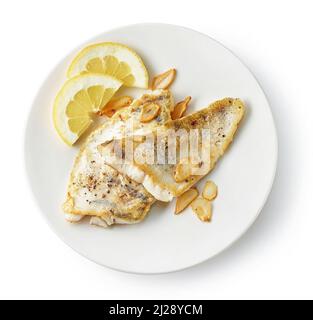 Platte aus geröstetem Zanderfilet mit Knoblauch und Zitrone isoliert auf weißem Hintergrund, Draufsicht Stockfoto