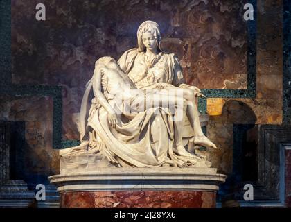 Rom, Italien - 2. August 2021: Berühmte pieta von Michelangelo in der Petersbasilika in der Vatikanstadt, Rom, Italien. Stockfoto