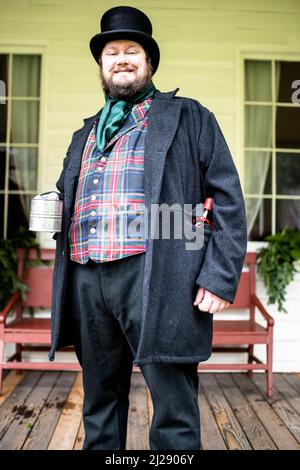 Historische Nachstellung Schauspieler für Weihnachten im Fort Nisqually Living History Museum als Bürgermeister der Stadt vor dem Factor's House Stockfoto