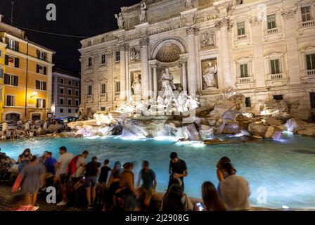 Rom, Italien - 2. August 2021: Die Menschen genießen den Trevi-Brunnen bei Nacht, Rom Stockfoto