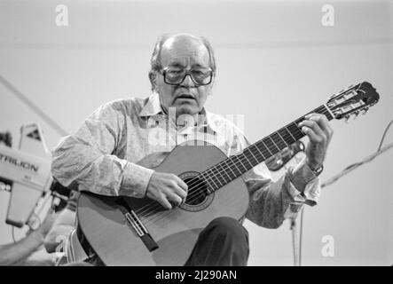 Der amerikanische Jazzgitarrist Charlie Byrd spielt beim Capital Radio Jazz Festival 1982 in Knebworth, Hertfordshire, England. Stockfoto