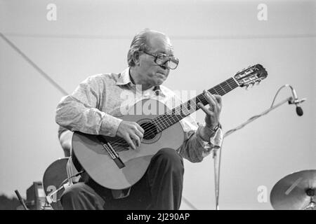 Der amerikanische Jazzgitarrist Charlie Byrd spielt beim Capital Radio Jazz Festival 1982 in Knebworth, Hertfordshire, England. Stockfoto