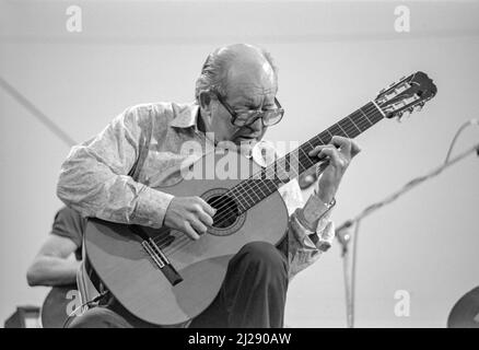 Der amerikanische Jazzgitarrist Charlie Byrd spielt beim Capital Radio Jazz Festival 1982 in Knebworth, Hertfordshire, England. Stockfoto