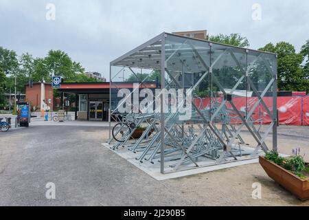 Montreal, CA - 17. Juli 2021: 2-stufiger Fahrradparkplatz an der U-Bahn-Station St-Laurent Stockfoto