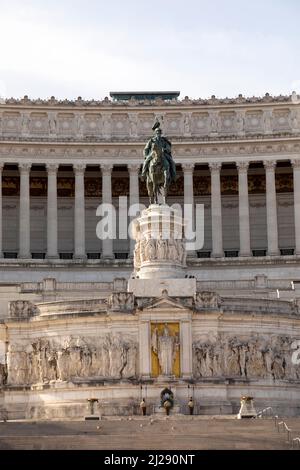 Rom, Italien - 4. August 2021: Die Ehrengarde am Denkmal des unbekannten Soldaten, das unter der Statue Italiens auf dem Komplex der Altare del errichtet wurde Stockfoto