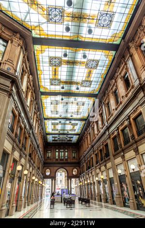 Rom, Italien - 4. August 2021: Galleria Alberto Sordi, bis 2003 Galleria Colonna, ist eine Einkaufspassage in Rom, benannt nach dem Schauspieler Alberto Sordi. I Stockfoto