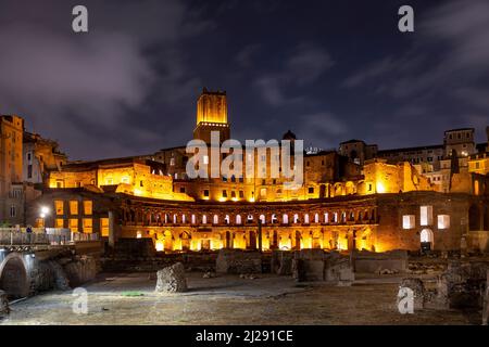 Nachtansicht des Forums von Alexander mit archäologischer Stätte in Rom, Italien Stockfoto
