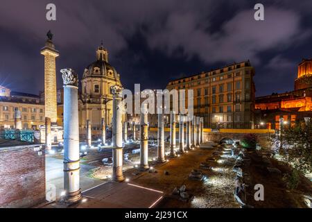 Blick auf das Forum romanum in Rom mit korinthischen Säulen in Rom, Italien Stockfoto