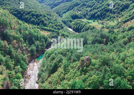 Zipline über den Abgrund . Luftaufnahme der grünen Berge des Flusses Tara in Montenegro Stockfoto