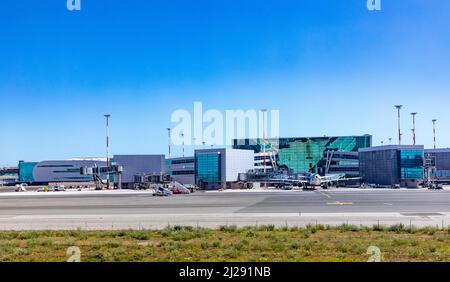 Rom, Italien - 8. August 2021: Blick auf den römischen Flughafen Fiumicino in Rom mit Flugzeug am Gate. Es ist der größte Flughafen in Italien. Stockfoto