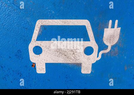 Rom, Italien - 5. August 2021: schild Elektro Auto Ladestation auf dem Boden eines Parkplatzes. Stockfoto