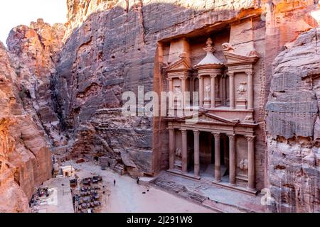 Das Äußere des Schatzhauses ‘Al-Khazneh’, aus einem hohen Blickwinkel, Petra, Jordanien, Asien. Stockfoto