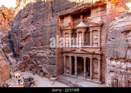 Das Äußere des Schatzhauses ‘Al-Khazneh’, aus einem hohen Blickwinkel, Petra, Jordanien, Asien. Stockfoto