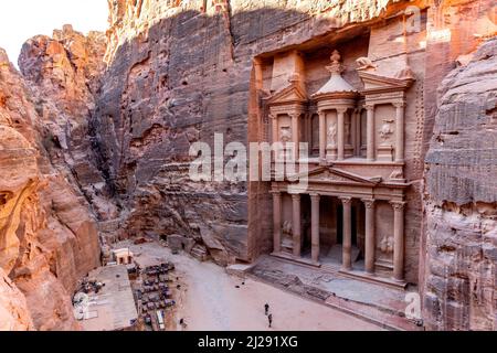 Das Äußere des Schatzhauses ‘Al-Khazneh’, aus einem hohen Blickwinkel, Petra, Jordanien, Asien. Stockfoto