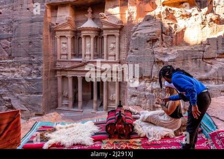 Eine Besucherin, die das Schatzamt ‘Al-Khazneh’ aus einem hohen Blickwinkel betrachtet, Petra, Jordanien, Asien. Stockfoto