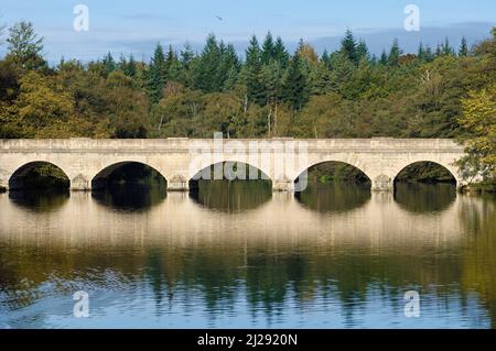 Five-Arch Bridge entworfen von Sir Jeffry Wyattville, Virginia Water Lake, Royal Landscape of Windsor Great Park, Surrey, England, Großbritannien Stockfoto