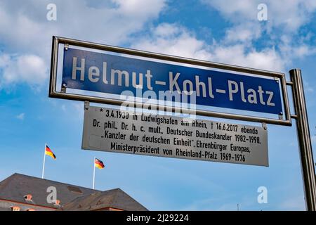 Mainz, Deutschland - 31. August 2021: Straße Helmut-Kohl-Platz in Mainz im parlament, wo Kohl früher Präsident war. Stockfoto