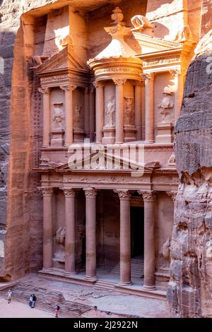 Das Äußere des Schatzhauses ‘Al-Khazneh’, aus einem hohen Blickwinkel, Petra, Jordanien, Asien. Stockfoto