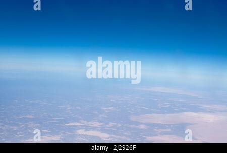 30 Tausend Meter über dem Blick der Wolken über den Wolken über dem roten Meer Stockfoto