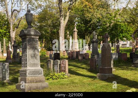 Grabsteine auf dem Friedhof Notre Dame des Neiges am Mount Royal im Frühherbst, Montreal, Quebec, Kanada. Stockfoto