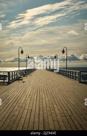 Wunderschöne Landschaft am Morgen am Meer. Hölzerne beliebte Pier am Morgen in Gdynia, Polen. Stockfoto