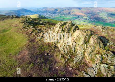 Bei Sonnenaufgang im frühen Frühjahr, auf dem Gipfel des wichtigsten Schönheitsflecks von Shropshire, wunderschöne dramatische Landschaft, weite Sicht über die umliegenden englischen Coun Stockfoto