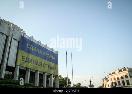 Bild eines riesigen Banners auf einem Gebäude, wenn Kiew, Ukraine, mit dem Slogan Edinaya Strana Edinaya Krayina, was bedeutet, eine Nation, ein Land, das ist ein Stockfoto