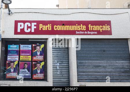 Bild des lokalen Büros der französischen kommunistischen Partei, oder Parti Communiste Francais, in bergerac, mit Plakaten des kommunistischen Kandidaten für die Stockfoto