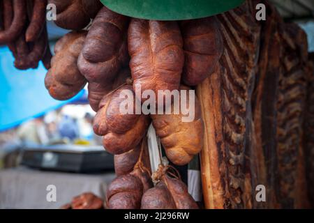 Bild von Kulen Kobasica aus Serbien hängt zum Trocknen. Kulen ist eine Art gewürzter Wurst aus Hackfleisch, die traditionell in Kroaten hergestellt wird Stockfoto