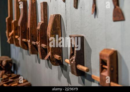 Verschiedene traditionelle Holzbearbeitungswerkzeuge aus der Nähe Stockfoto