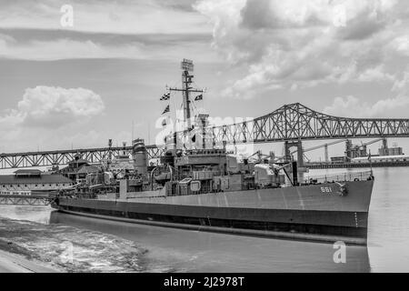 BATON ROUGE, USA - 13. JULI 2013: USS Kidd dient als Museum in Baton Rouge, USA. USS Kidd war das erste Schiff der US Navy, das nach Rear ADM benannt wurde Stockfoto