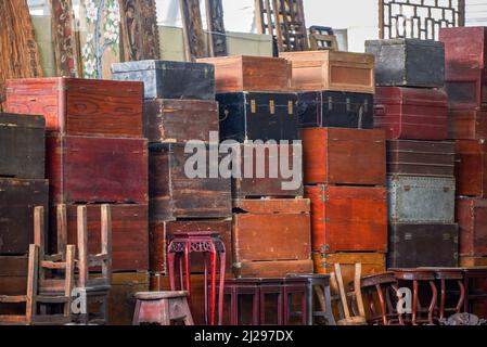 Stapel alter alter großer Holzkisten, die in einem Möbelgeschäft gestapelt wurden Stockfoto