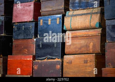 Stapel alter alter großer Holzkisten, die in einem Möbelgeschäft gestapelt wurden Stockfoto