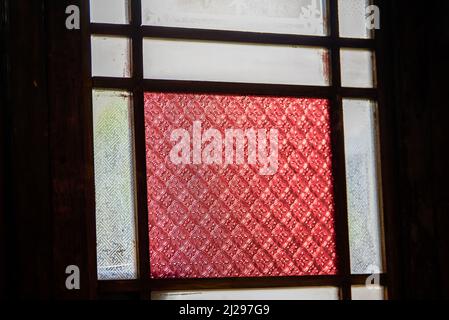 Nahaufnahme eines traditionellen chinesischen Buntglasfensters Stockfoto
