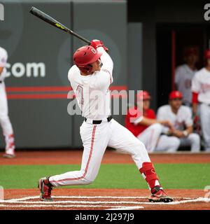 Columbus, Ohio, USA. 30. März 2022. Der Ohio State Buckeyes-Feldspieler Zach Dezenzo (4) trifft in seinem Spiel in Columbus, Ohio, einen Heimlauf gegen Toledo. Brent Clark/CSM/Alamy Live News Stockfoto