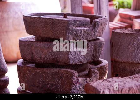 Ein Haufen traditioneller Steinmühlen im ländlichen China aus nächster Nähe Stockfoto