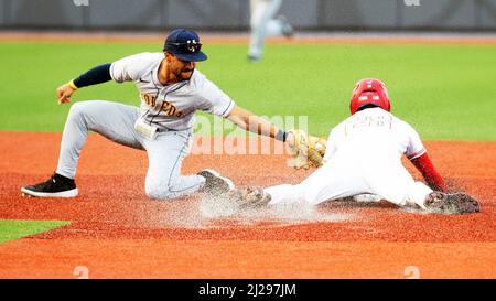 Columbus, Ohio, USA. 30. März 2022. Ohio State Buckeyes Outfielder Trey Lipsey (28) schlägt Toledo Rockets Infielder Jeron Williams (5) auf die zweite Basis in ihrem Spiel in Columbus, Ohio. Brent Clark/CSM/Alamy Live News Stockfoto