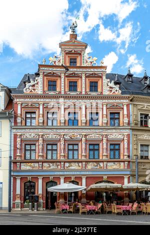 Erfurt, Deutschland - 29. Juli 2018: Fassade am Haus ZUM BREITEN HERD engl: Haus des Großofens am Fischmarkt, Erfurt, Thüringen, Deutschland, Europa Stockfoto